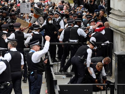 Manifestantes contra el racismo y agentes de policía se enfrentan este miércoles ante las puertas de Downing Street, en Londres.