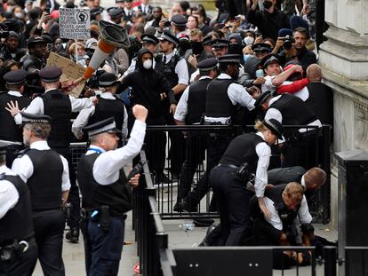 Manifestantes contra el racismo y agentes de policía se enfrentan este miércoles ante las puertas de Downing Street, en Londres.