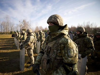 Miembros de la guardia fronteriza ucrania hacen maniobras en la frontera con Bielorrusia, en la region de Volyn, el 11 de noviembre.