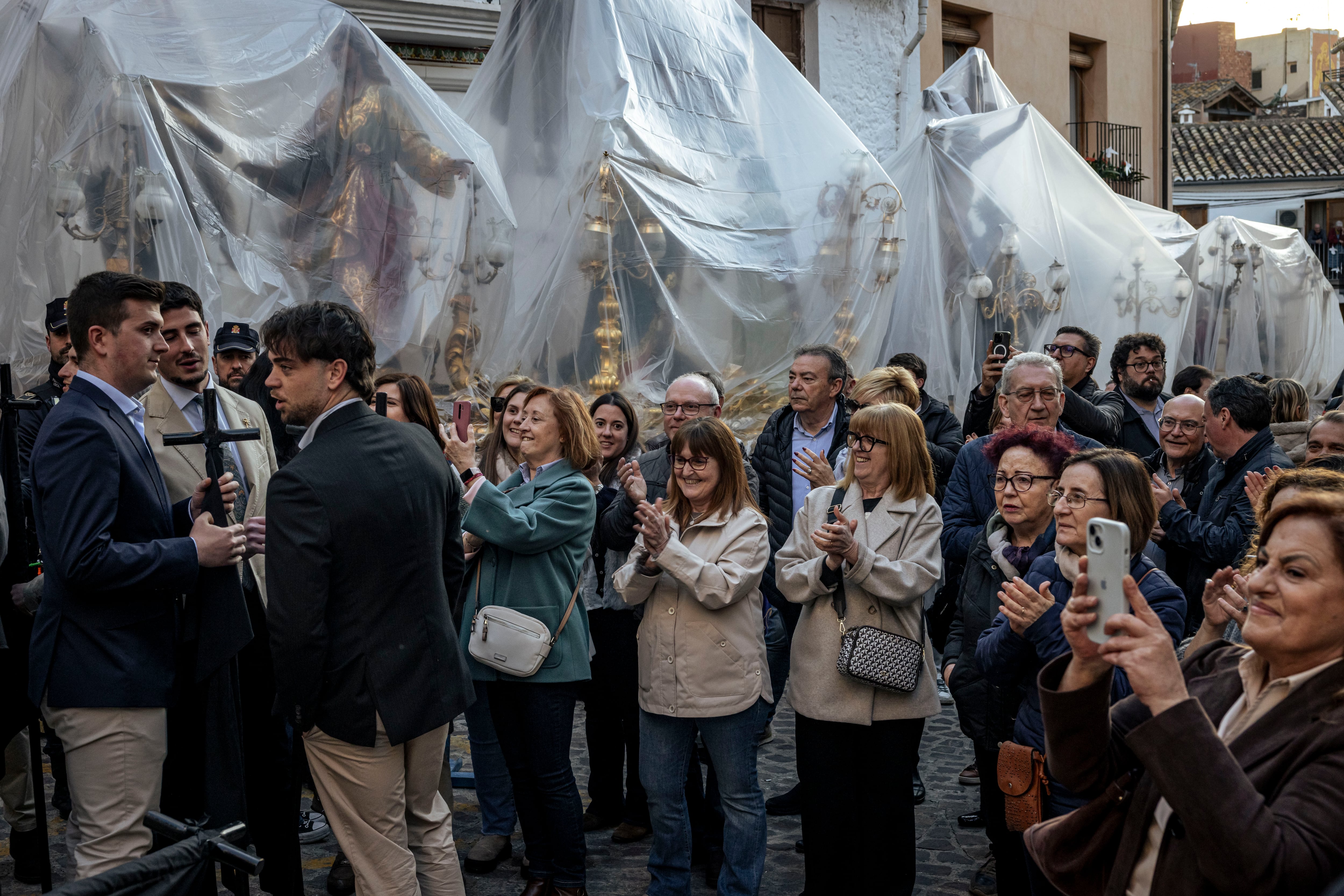 Cofrades de la Semana Santa de Sagunto, a la salida de la asamblea extraordinaria donde se ha rechazado la inclusión de las mujeres en la cofradía, este domingo.