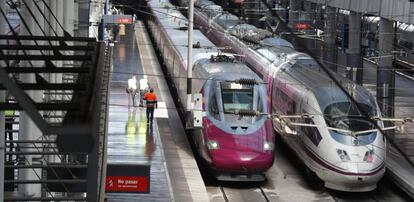  Dos trenes de alta velocidad de Renfe en Atocha. 