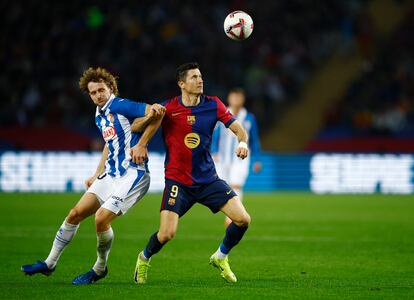 Robert Lewandowski, del FC Barcelona, en acción contra Alex Kral, del Espanyol, durante el derbi catalán del pasado domingo 3 de noviembre en el estadio Lluís Companys.