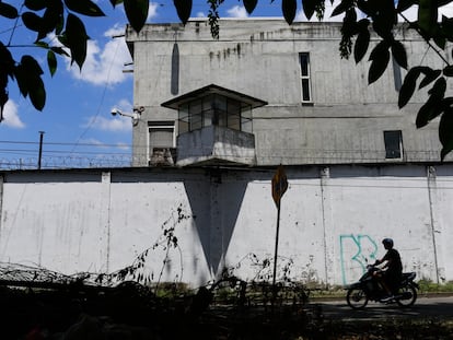 La cárcel de Tuluá, dónde permanecen algunos miembros de la banda La Inmaculada, que pretendía controlar la ciudad, aún tiene varios problemas de seguridad.  Tras los hechos que alteraron el orden público de la ciudad, varios de los integrantes del grupo criminal, han sido trasladados a cárceles de máxima seguridad, febrero 14 de 2024.