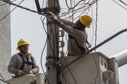 Personal de la Comisión Federal de Electricidad (CFE) trabajan cambiando cableado en la colonia Condesa, Ciudad de México, en 2021.