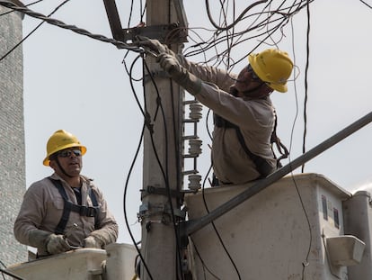 Personal de la Comisión Federal de Electricidad (CFE) trabajan cambiando cableado en la colonia Condesa, Ciudad de México, en 2021.