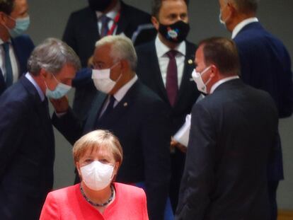 La canciller alemana, Angela Merkel, en primer plano, ayer en la cumbre de Bruselas.