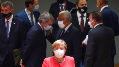 La canciller alemana, Angela Merkel, en primer plano, ayer en la cumbre de Bruselas.