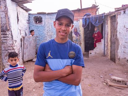 Aschraf Sabir, delante de su casa en el barrio de Er Hamna, Casablanca.