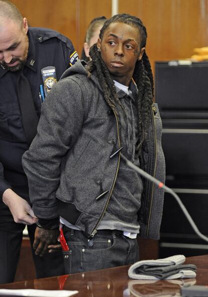 Finalmente, Lil Wayne ingresó en prisión. Tras ser condenado a un año de cárcel por un delito de posesión ilegal de armas, del que se declaró culpable en 2009, el rapero llegó el lunes a los tribunales de Nueva York y, en medio de cientos de seguidores que se aglomeraban a las puertas del juzgado, se negó a decir nada antes de conocer la pena, que, a pesar de ser de un año, podría reducirse a ocho meses si el artista demuestra buena conducta en el centro penitenciario de Rikers Island, en Nueva York, donde planea seguir componiendo.