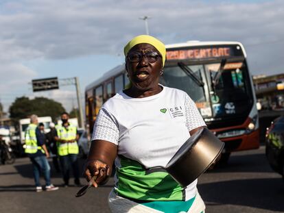 Una mujer protesta por las subidas de la gasolina en Río de Janeiro, Brasil, el pasado 4 de agosto.