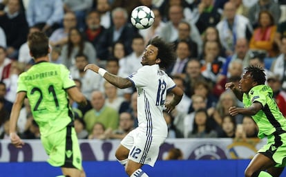 Marcelo (c) del Real Madrid antes de hacerse con el balón.