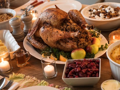 La cena de Acción de Gracias, en Estados Unidos, se organiza en torno al pavo asado, pero incluye muchos más platos que lo acompañan.