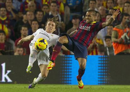 Modric i Alves disputen la pilota durant un clàssic.