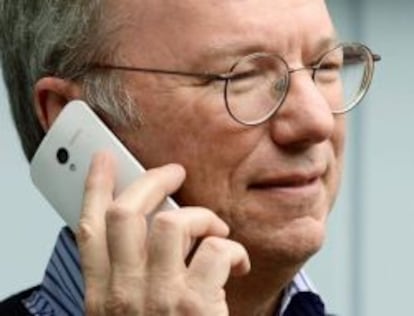 Eric Schmidt, hablando con el supuesto nuevo smartphone Moto X, de Motorola.