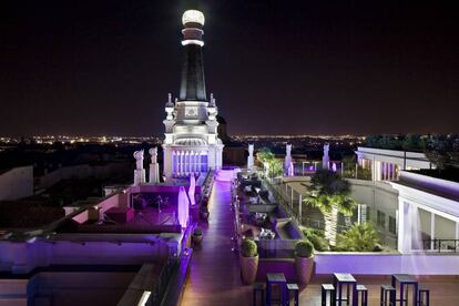 Vista nocturna de la terraza del hotel ME Reina Victoria.