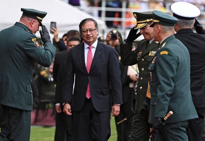 El presidente Gustavo Petro saludado por militares en una ceremonia de ascensos, el 20 de junio en Bogotá.