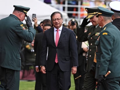 El presidente Gustavo Petro saludado por militares en una ceremonia de ascensos, el 20 de junio en Bogotá.