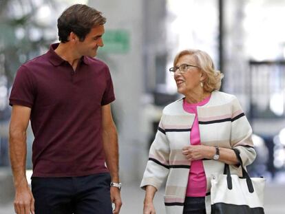 Carmena enseña a Federer el Ayuntamiento de Madrid