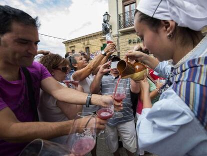 Tras la pisada de la uva los asistentes a la 21 edición de la tradicional Fiesta de la Vendimia de la Rioja Alavesa prueban el primer mosto. 