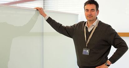 Lutz Emmerich posa en la biblioteca de la Universidad de Deusto en Bilbao.