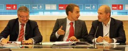 José Blanco, José Luis Rodríguez Zapatero y Manuel Chaves, ayer en la primera reunión del curso político de la Ejecutiva Federal del PSOE.