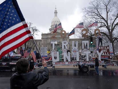 Manifestantes apoyan al presidente Donald Trump frente al Capitolio de Michigan el pasado 15 de abril.