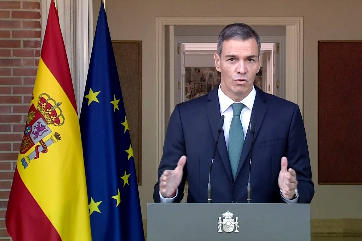 Captura de video de la señal institucional de la comparecencia del presidente del Gobierno, Pedro Sánchez, este lunes en el Palacio de la Moncloa. 
