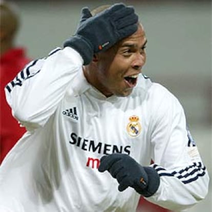 Ronaldo se toca sorprendido la cabeza tras marcar su gol.