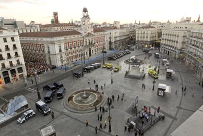 Decenas de furgones policiales y equipos municipales de limpieza, ayer por la tarde en la Puerta del Sol, cortada a los transeúntes.