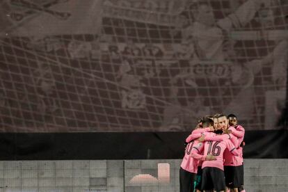 Los jugadores del Barcelona celebran un gol en la eliminatoria de la Copa del Rey ante el Rayo.