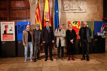 Los diseñadores Dani Nebot y Javier Abascal, el presidente valenciano Ximo Puig, y los también diseñadores Nacho Lavernia y Marisa Gallén y Pepe Gimeno, este lunes en el Palau de la Generalitat.