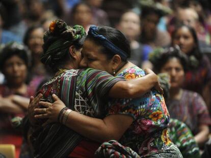 La Premio Nobel de la Paz Rigoberta Mench&uacute; abraza a una v&iacute;ctima de la guerra civil.