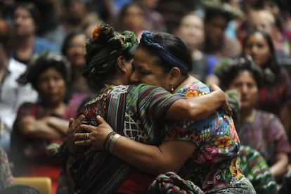 La Premio Nobel de la Paz Rigoberta Mench&uacute; abraza a una v&iacute;ctima de la guerra civil.