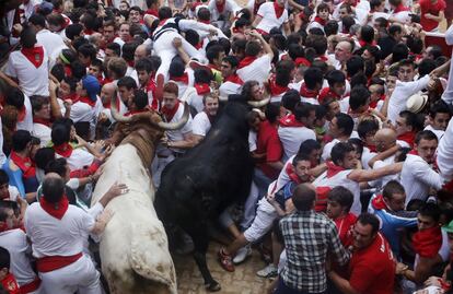 Un manso junto a un toro de Fuente Ymbra se topan con el montón humano formado en la puerta de la plaza.