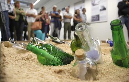 Presentación de la exposición "Lur azpitik-lur azaleratuz, que aflore lo enterrado", en la que participa el forense Paco Etxeberria, en la imagen junto a Ana Arrieta y Koldo Pla.