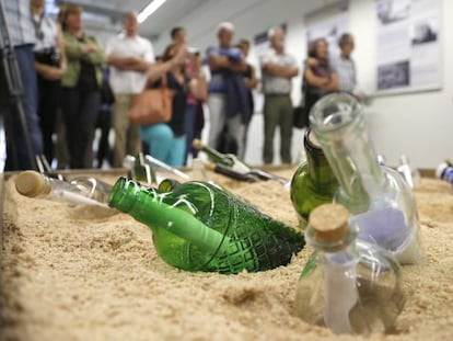 Presentación de la exposición "Lur azpitik-lur azaleratuz, que aflore lo enterrado", en la que participa el forense Paco Etxeberria, en la imagen junto a Ana Arrieta y Koldo Pla.