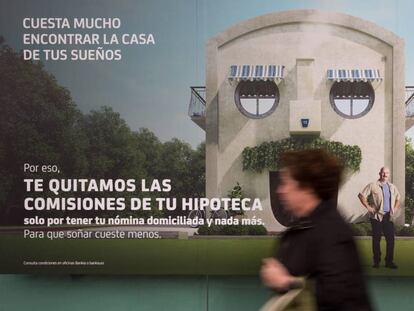 Un cartel plublicitario de Bankia ofrece hipotecas sin comisiones para comprar una vivienda, en una calle de Madrid.