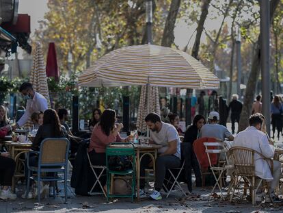 Terrazas en un restaurante de la Barceloneta donde no cumple la obligada distancia de dos metros en entre mesas.