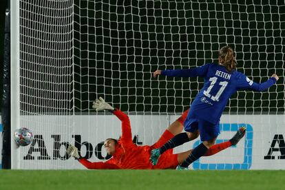 El balón golpea en el palo en el penalti lanzado por Guro Reiten, este jueves en el partido entre el Real Madrid y el Chelsea en el Alfredo Di Stéfano.