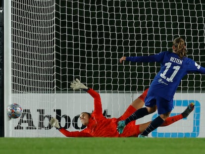 El balón golpea en el palo en el penalti lanzado por Guro Reiten, este jueves en el partido entre el Real Madrid y el Chelsea en el Alfredo Di Stéfano.