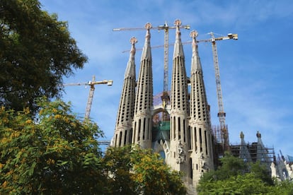 El único monumento de esta lista que, de hecho, no está acabado. Se supone que lo estará en 2026, cuando se cumplirán 144 años desde la primera piedra, pero si vas antes no te decepcionará. La basílica es la obra de la vida de Antonio Gaudí, una maravilla del modernismo catalán que hoy completan otros con el proyecto faraónico de Gaudí como referencia. Sus torres son su mayor reclamo, visibles desde muchos puntos de Barcelona. Actualmente hay 10 construidas de las 18 proyectadas por Gaudí. La torre central medirá 172 metros y convertirá al edificio (si no se construye otro en la próxima década) en el más alto de la ciudad. Cada centímetro, dentro y fuera, tiene detalles en los que perderse. Los portales narran el Nacimiento, la Pasión y la Gloria de Jesús, siendo el de la Gloria el más monumental, con los enormes arcos parabólicos que dan la bienvenida al visitante. El interior se inspira en la naturaleza, rasgo característico del modernismo, utilizando las columnas con forma de tronco de árbol, con lo que se logra una conseguida sensación de estar en un bosque. La entrada con guía, altamente recomendable, cuesta 19,50 euros.
