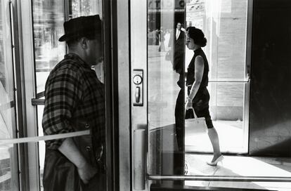 Lee Friedlander. New York City, New York, 1963. Cortesía de la Fraenkel Gallery, San Francisco ©