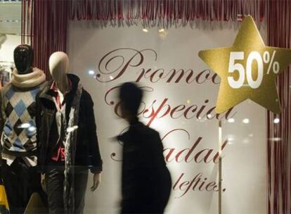 Escaparate con rebajas de hasta el 50% en Barcelona.