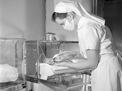 Una enfermera coge a un bebé en una incubadora en el hospital Onze Lieve Vrouwe Gasthuis de Ámsterdam