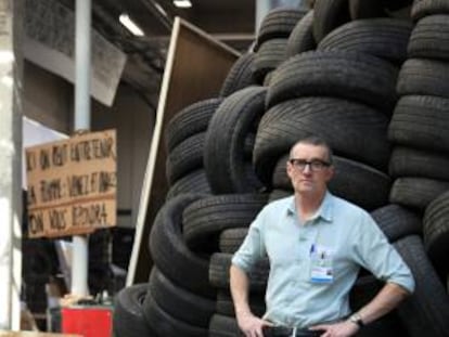 El artista suizo Thomas Hirschhorn posa ante su gigantesca instalación "Llama Eterna", en la que utilizó 17.000 neumáticos usados y un número incalculable de cintas de carrocero, corcho blanco, cartones, sábanas y mobiliario reciclado, durante su inauguración hoy en el Palais de Tokyo de París.