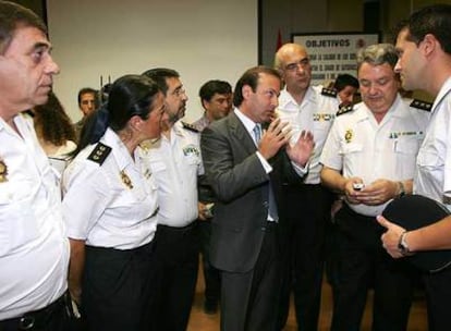 De izquierda a derecha, Gloria Martínez; el director adjunto Miguel Ángel Fernández-Chico; el director de la Policía y la Guardia Civil, Joan Mesquida; el jefe superior Enrique Barón; Juan Manuel Calleja y el inspector Julio Casado.