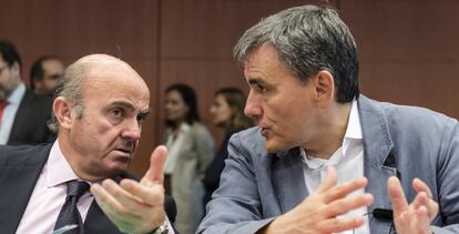 Luis de Guindos, ministro de Econom&iacute;a, y su hom&oacute;logo griego, Euclides Tsakalotos, el lunes en Bruselas.