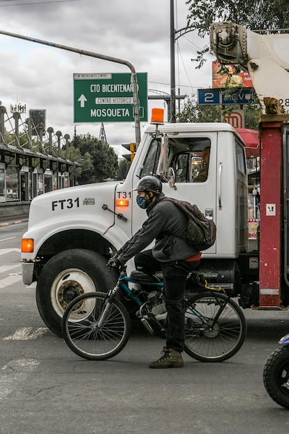 Un hombre anda en bicicleta en la colonia Buenavista de la Ciudad de México.
