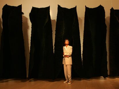 Magdalena Abakanowicz, ayer en el IVAM, junto a su obra <i>Black environment (Abakan)</i>.