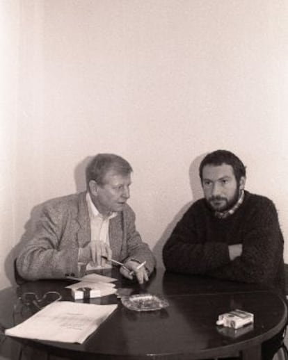 El escritor y periodista alemán Hans Magnus Enzensberger (izquierda) entrevista a Joseba Sarrionaindia, en la cárcel de Martutene semanas antes de su fuga en 1985, en una de las pocas imágenes que existen del expreso de ETA.